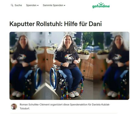 Dani sitzt mit langen, schwarzen Haaren lächelnd in einem farbenfrohen Rollstuhl auf einem Balkon. Sie trägt ein schwarzes T-Shirt mit einem weißen Einhorn, Regenbogenmotiv und einem Text. Der Balkon ist mit Pflanzkästen geschmückt, im Hintergrund sind Häuser und Bäume zu sehen. Links und rechts neben ihr sind zwei weichgezeichnete Versionen desselben Fotos eingeblendet. Darüber steht der Titel: „Kaputter Rollstuhl: Hilfe für Dani“.