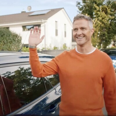 Ralf Schumacher, winkend vor einem Auto. Omnipräsent im Netz ist aktuell der Werbespot mit ihm, der mit seinen Worten beginnt: »Du willst wissen, wie viel dein Auto wert ist?«. Foto: Der Postillon