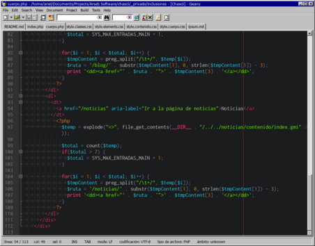 Editor de texto Geany con un PHP cargado. Se ve la lógica para extraer el contenido de distintos archivos Markdown y volcarlos al sitio convertidos en html.